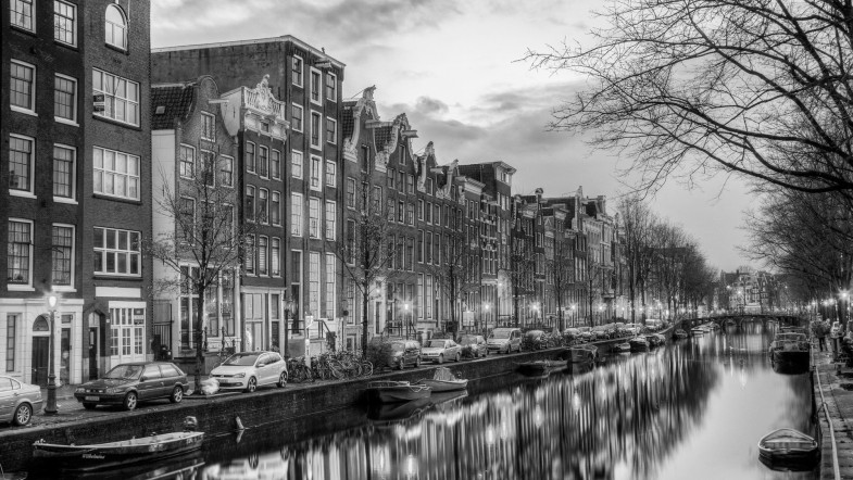 Cities_Street_canal_in_Amsterdam_096538_(BW)